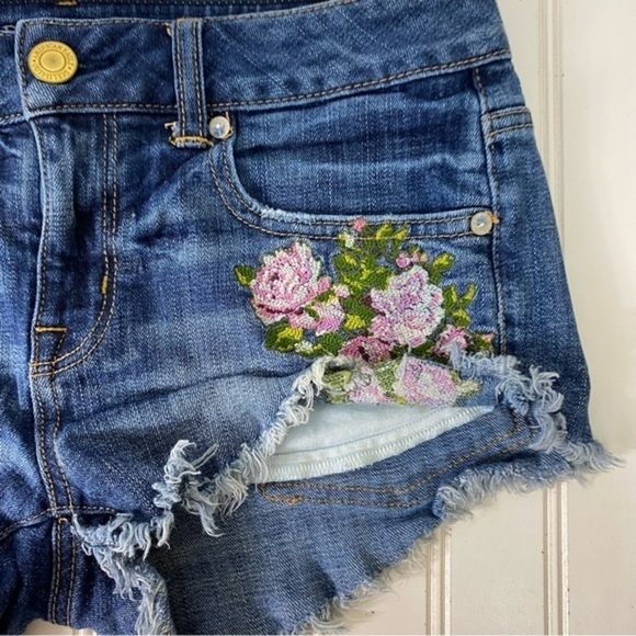 American Eagle Shorts Women's 2 Jean Denim Embroidered Flowers‎ - Picture 5 of 15